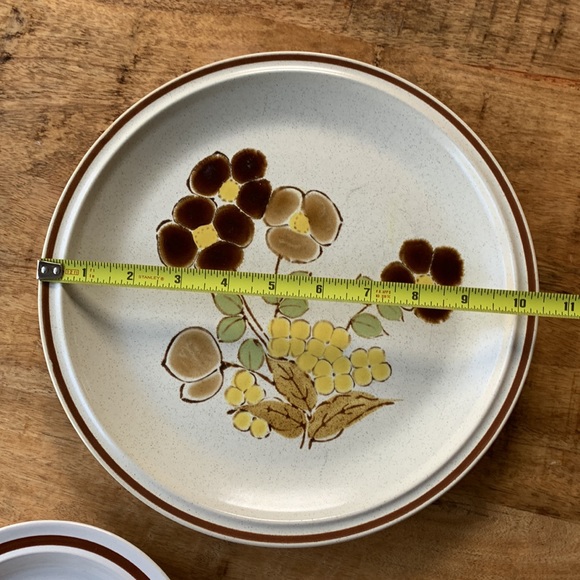 Set of Three Vintage Floral Plates - Picture 13 of 14